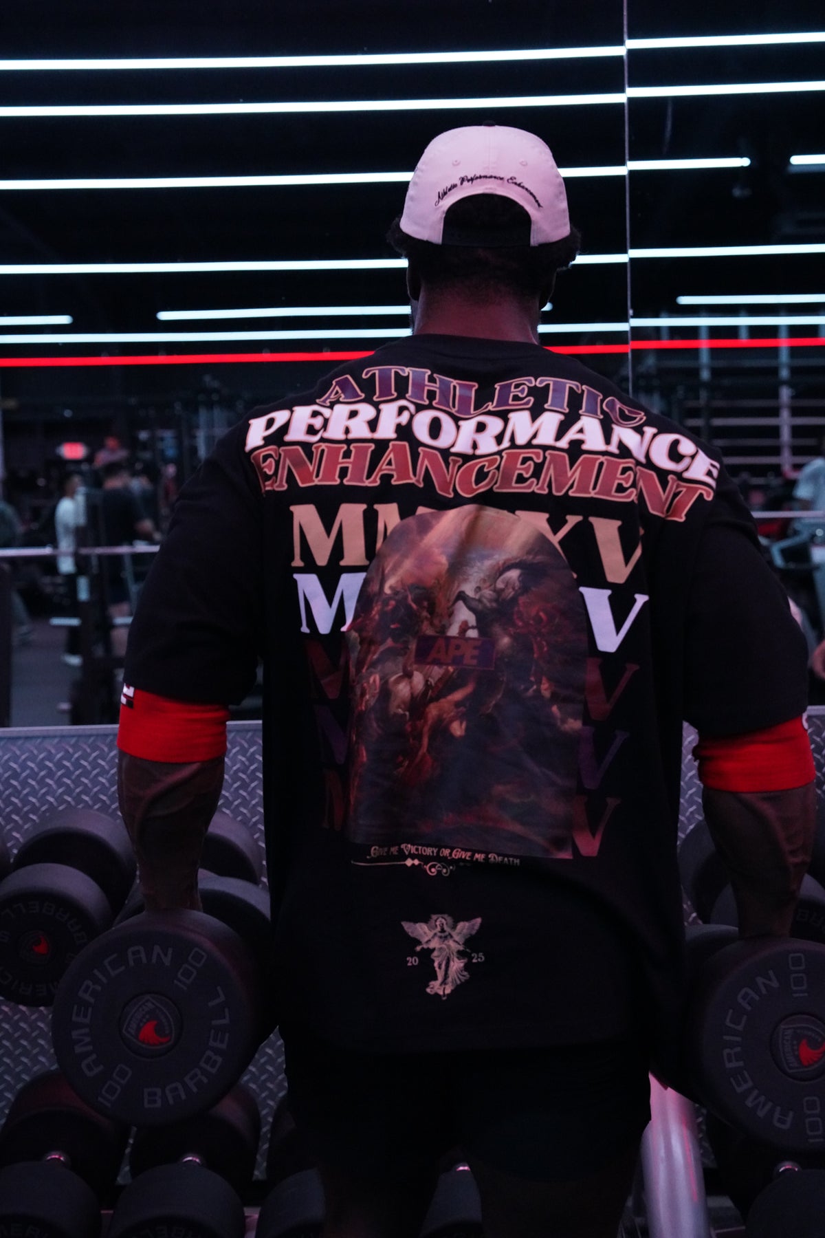 'Victory' Oversized Pump Cover in black, back, in the gym